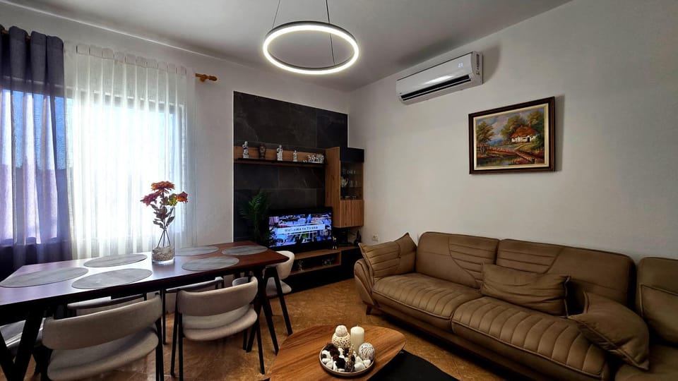TV and multimedia, Living room, Seating area, Dining area, internet, internet, air conditioner