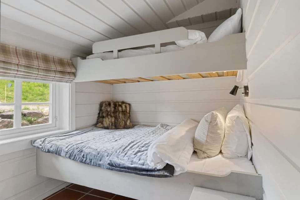 Bed, Bedroom, bunk bed, towels