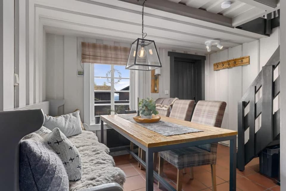 Seating area, Dining area