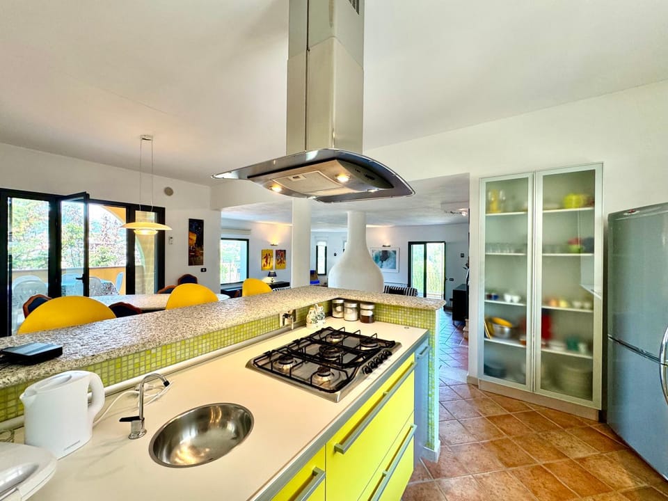 Kitchen or kitchenette, dishwasher, stove