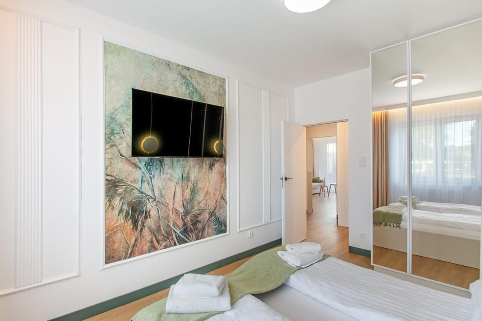 Bed, TV and multimedia, Photo of the whole room, Evening entertainment, Bedroom, towels