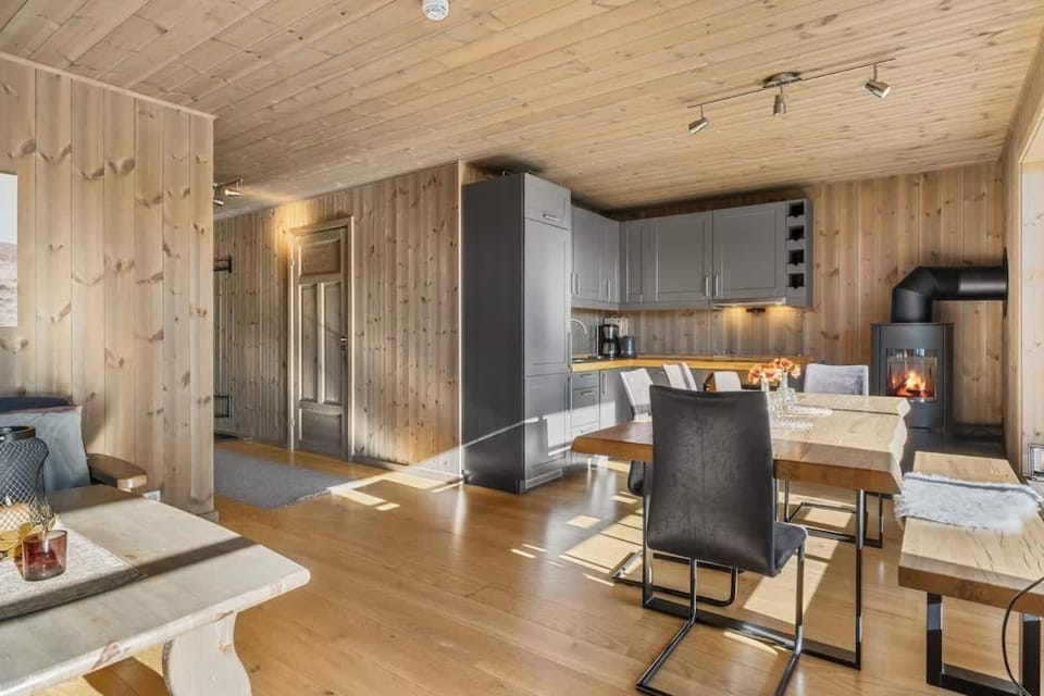 Kitchen or kitchenette, Living room, Seating area, Dining area