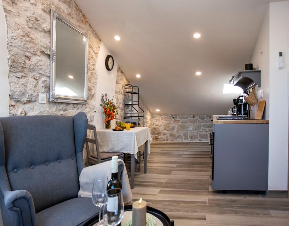 Kitchen or kitchenette, Living room, Seating area, Dining area, stove, kitchen
