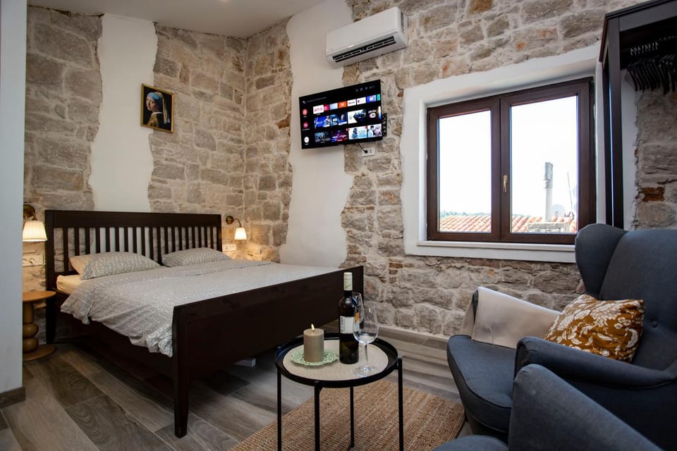 Bed, TV and multimedia, Living room, Seating area, Bedroom