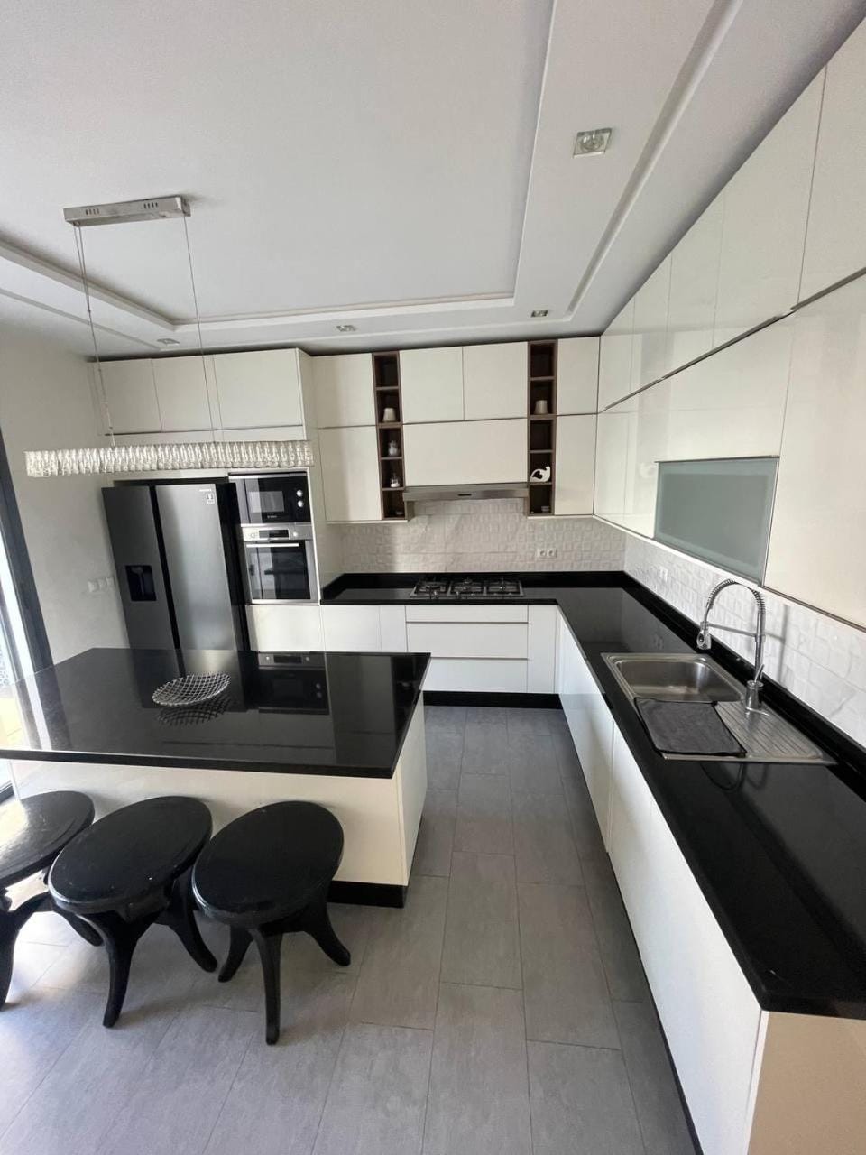 Kitchen or kitchenette, Seating area, minibar, oven, stove