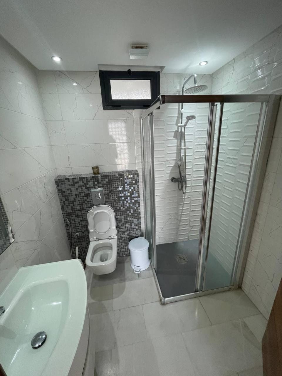 Shower, Toilet, Bathroom, towels