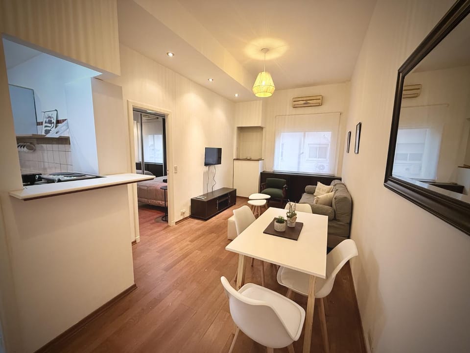 Kitchen or kitchenette, Living room, Seating area, Dining area, minibar, stove