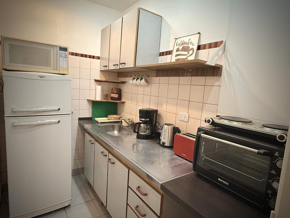 Coffee/tea facilities, Kitchen or kitchenette, minibar, oven, stove, toaster