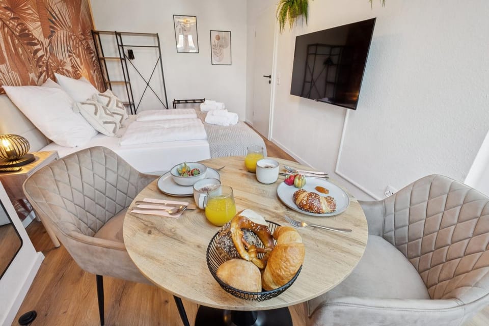 Bed, TV and multimedia, Food and drinks, Photo of the whole room, Seating area, Dining area, Bedroom, Food, Breakfast, Continental breakfast, Lunch, Dinner, Drinks