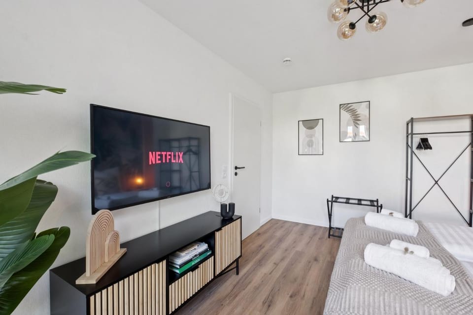 Bed, TV and multimedia, Evening entertainment, Bedroom, towels