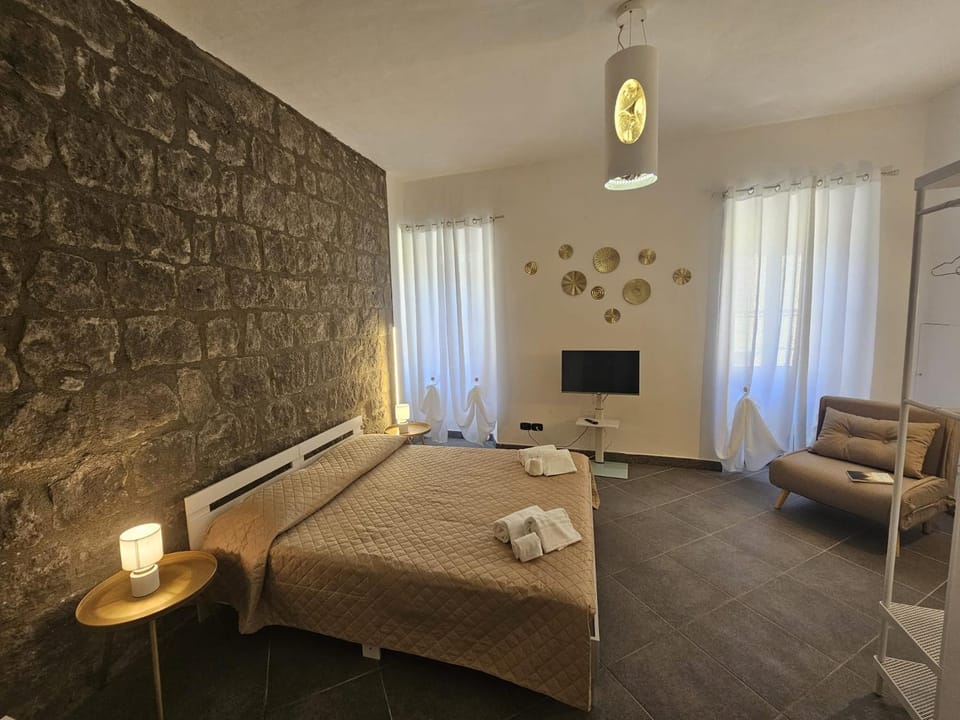 Bed, TV and multimedia, Photo of the whole room, Decorative detail, Bedroom, towels