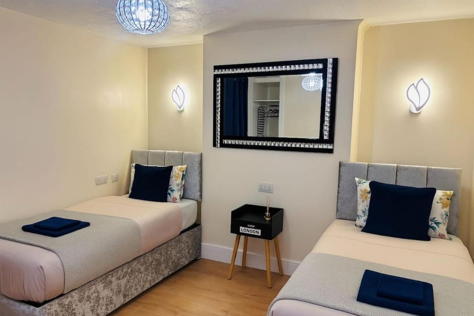 3 Bed Home Near Heathrow, Free Parking, WiFi Apartment in Hounslow