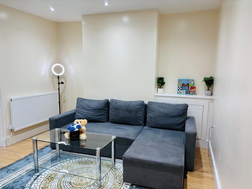 3 Bed Home Near Heathrow, Free Parking, WiFi Apartment in Hounslow