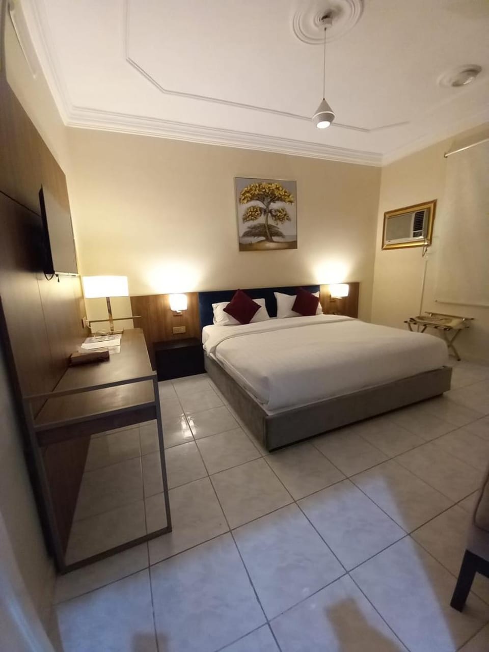 Bed, TV and multimedia, Photo of the whole room, Bedroom