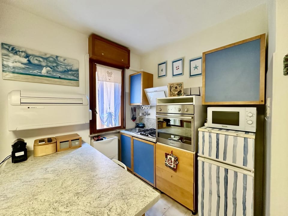 Kitchen or kitchenette, oven, stove