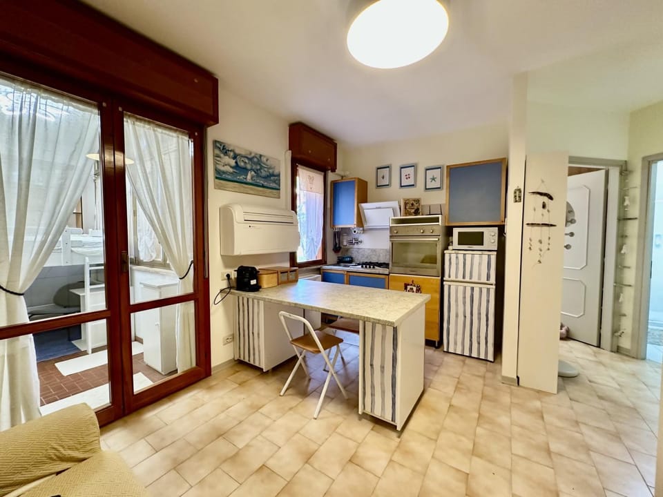 Kitchen or kitchenette, Dining area, oven, stove