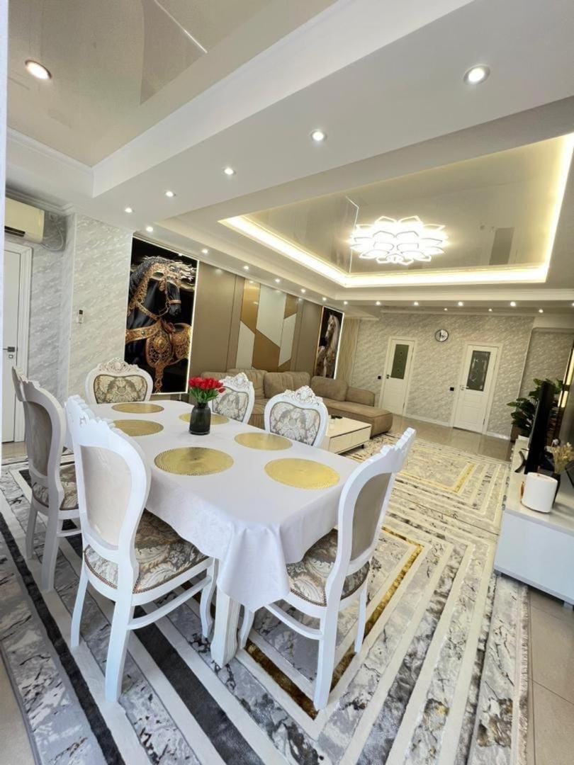 TV and multimedia, Kitchen or kitchenette, Living room, Seating area, Dining area
