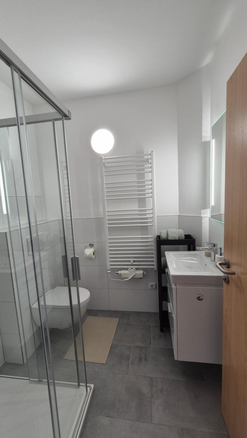 Shower, Toilet, Bathroom, towels