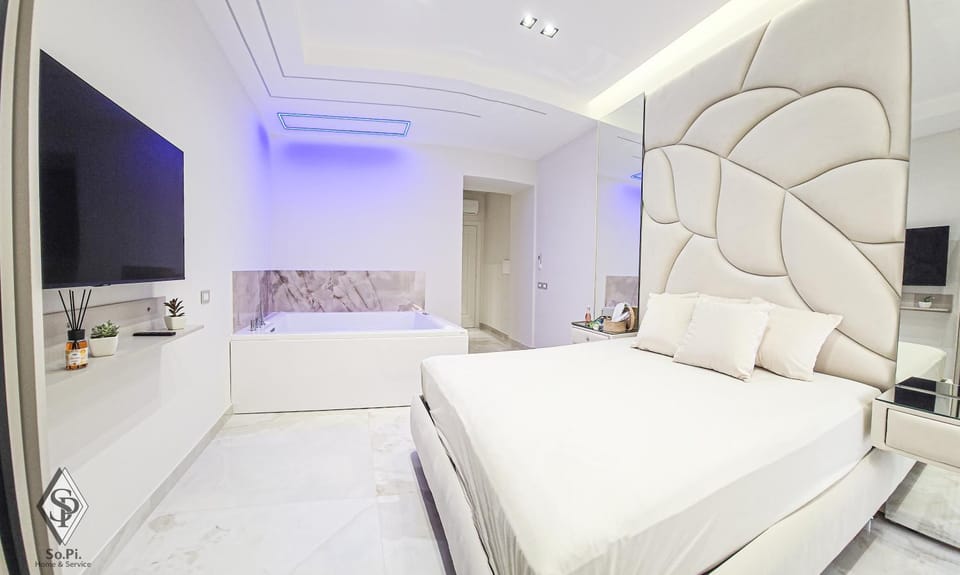 Bed, TV and multimedia, Photo of the whole room, Bedroom