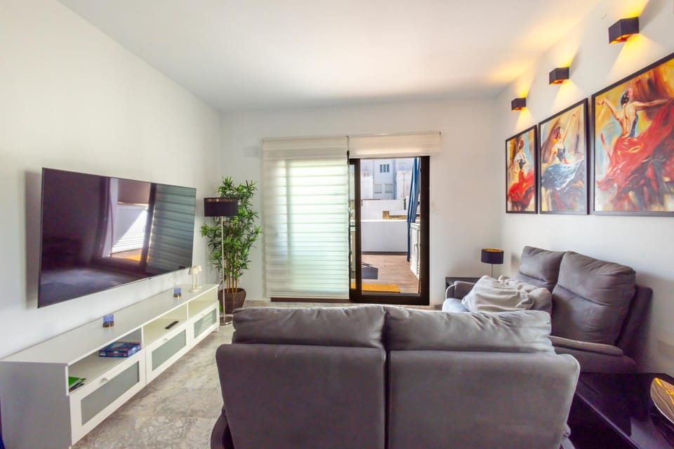 TV and multimedia, Living room, Seating area, Evening entertainment