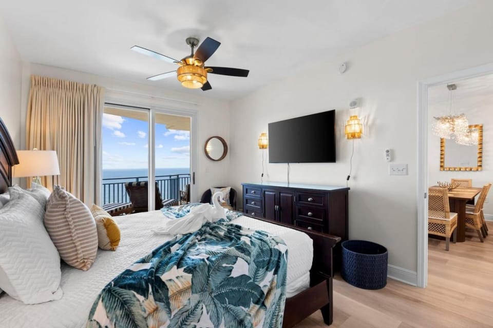Bed, TV and multimedia, Bedroom