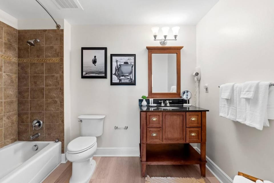Shower, Toilet, Bathroom, Bath, towels