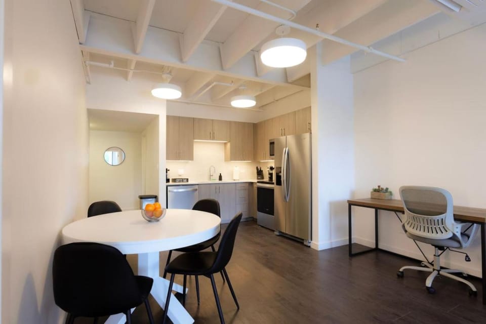 Above The Roots - Classy 1BD Escape Apartment in Illinois