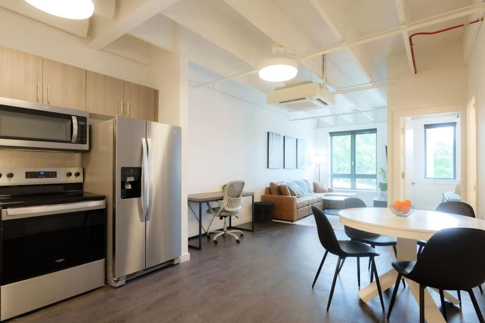 Above The Roots - Classy 1BD Escape Apartment in Illinois
