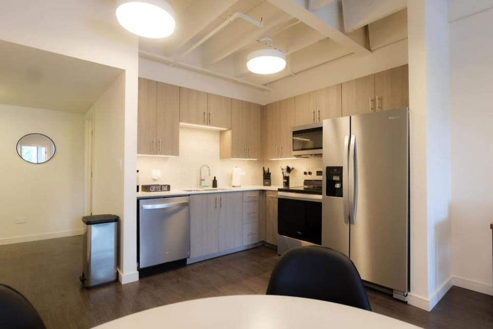 Above The Roots - Classy 1BD Escape Apartment in Illinois