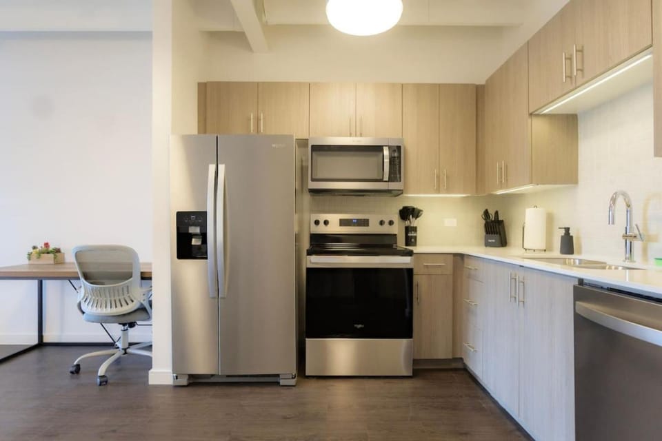 Above The Roots - Stylish 1BD on the Square Apartment in Illinois