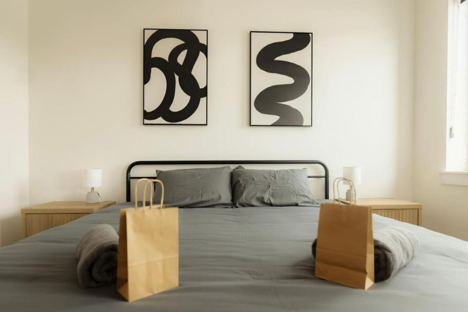 Above The Roots - Stylish 1BD on the Square Apartment in Illinois