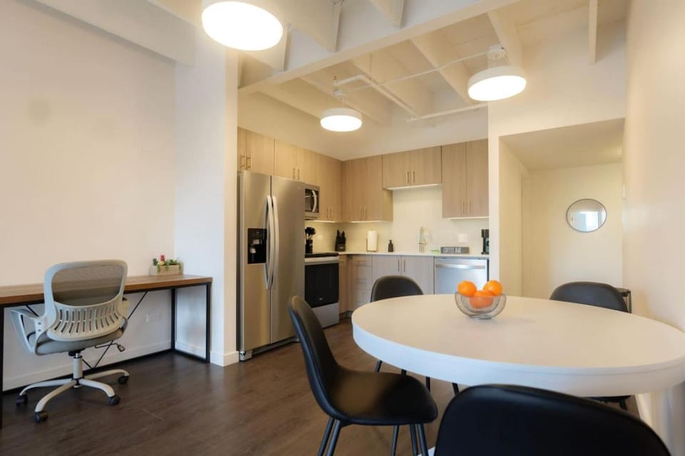 Above The Roots - Stylish 1BD on the Square Apartment in Illinois