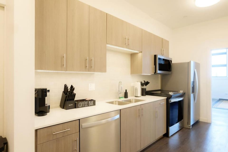Above The Roots - Elegant and Bright Studio Stay Apartment in Illinois