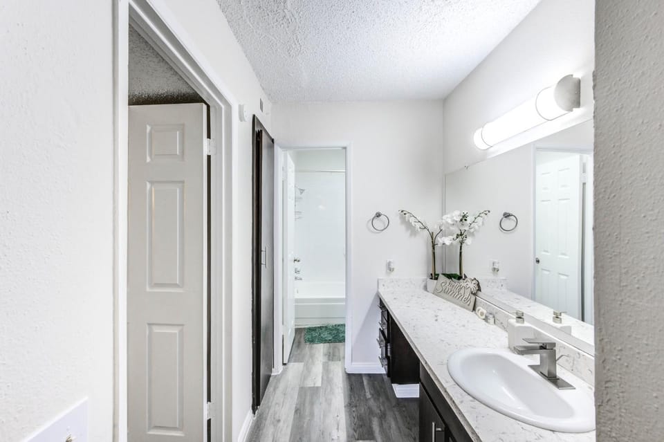 Bright & Stylish 1BR Free WiFi Free Parking Apartment in Houston