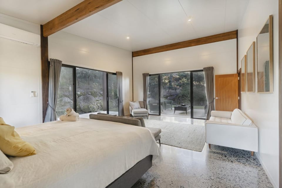 Old Bales Serene Hinterland Oasis House in Coorabell