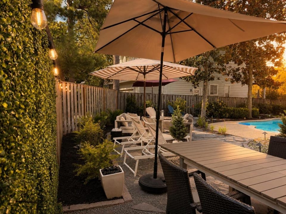The Woodlands Gem with Heated Pool & Spa, EV Friendly, Baby Crib House in The Woodlands