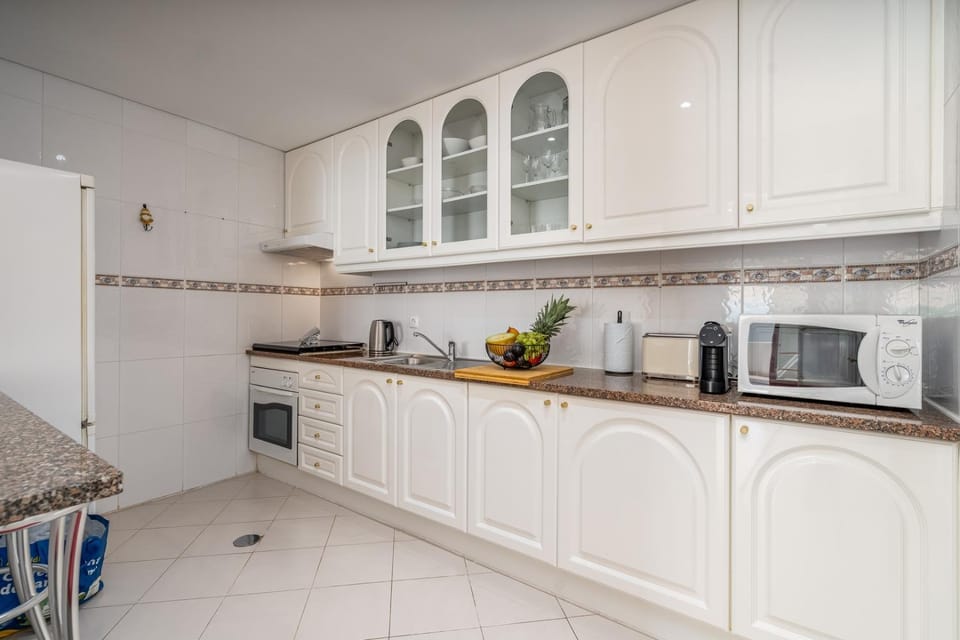 Coffee/tea facilities, Kitchen or kitchenette, oven, stove, toaster