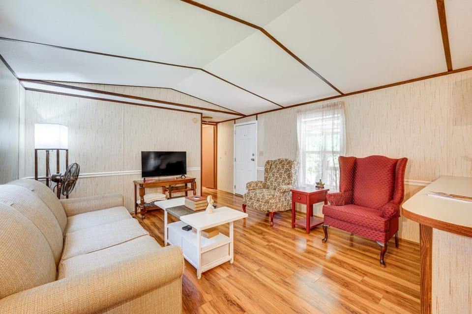 3 Mi to Badin Lake: Quiet New London Retreat House in Badin Lake