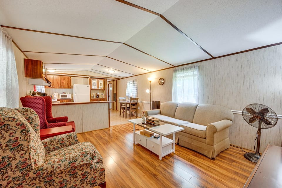 3 Mi to Badin Lake: Quiet New London Retreat House in Badin Lake