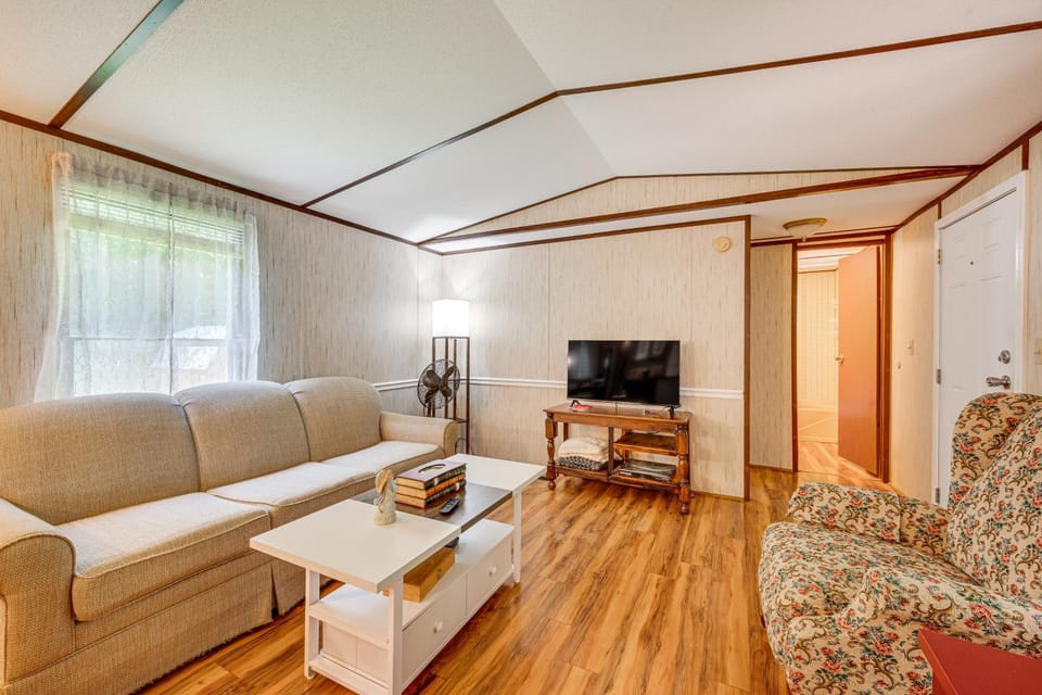 3 Mi to Badin Lake: Quiet New London Retreat House in Badin Lake