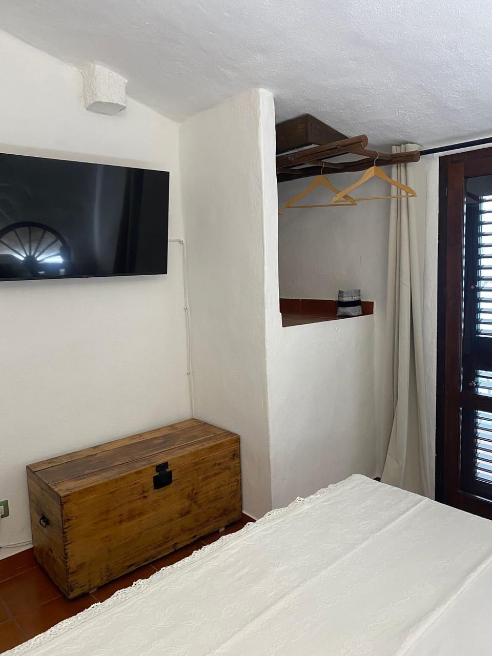 Photo of the whole room, Bedroom, wardrobe