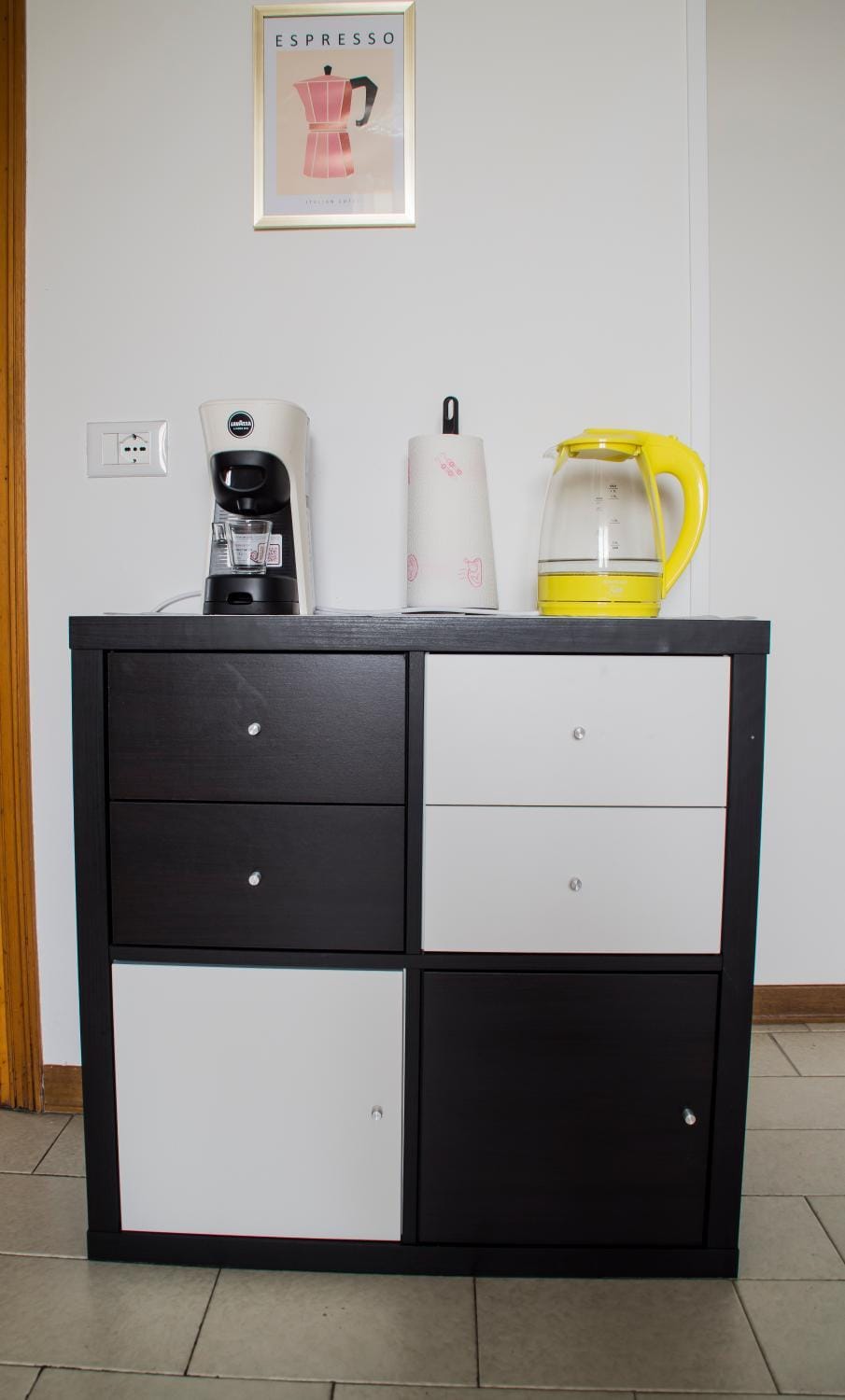 Kitchen or kitchenette, minibar