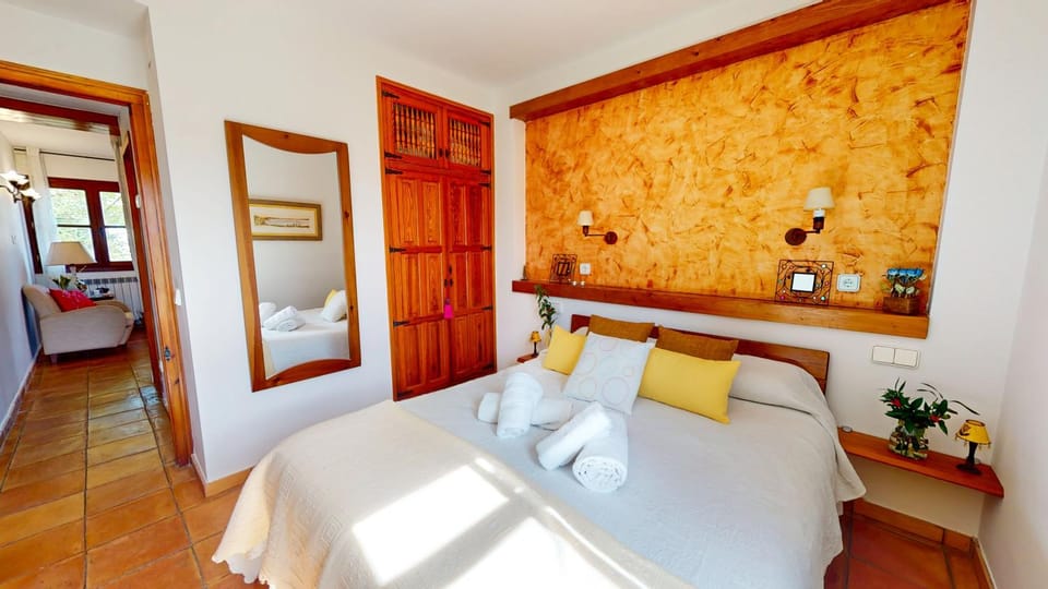 Bed, Photo of the whole room, Bedroom