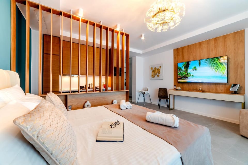 Bed, TV and multimedia, Living room, Photo of the whole room