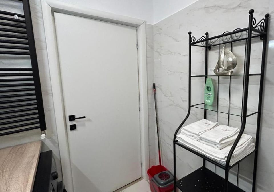 Bathroom, towels