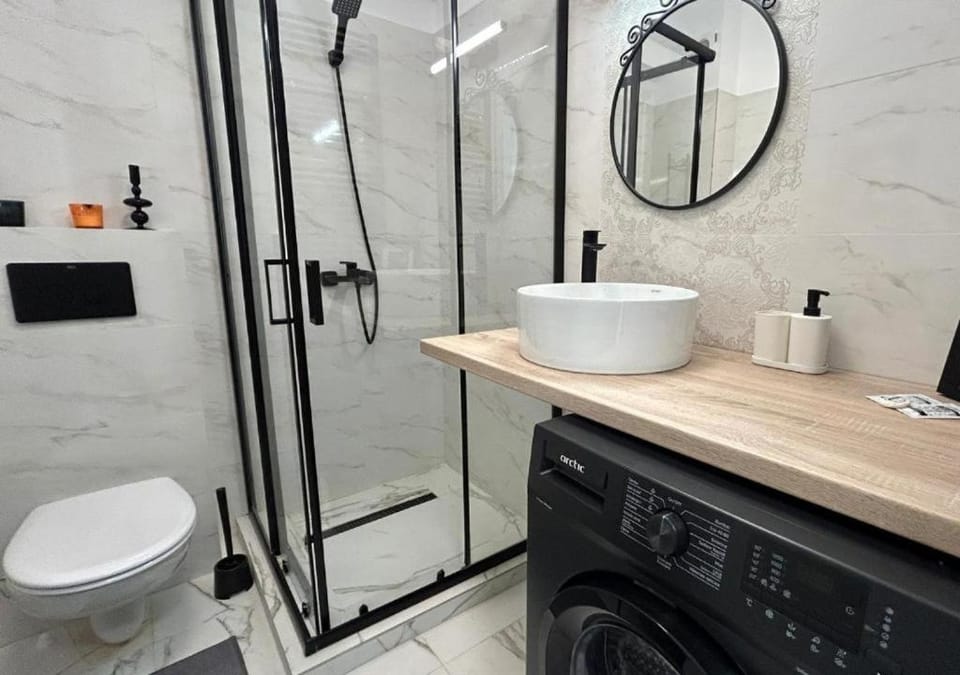 Shower, Toilet