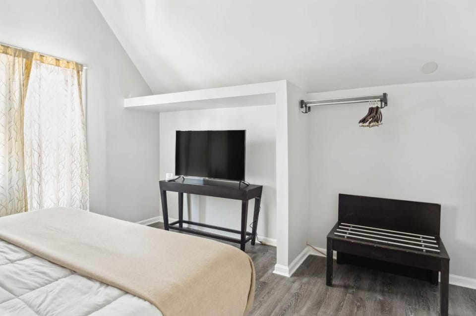 Downtown Detroit 2BR | King, WiFi, Parking House in Windsor