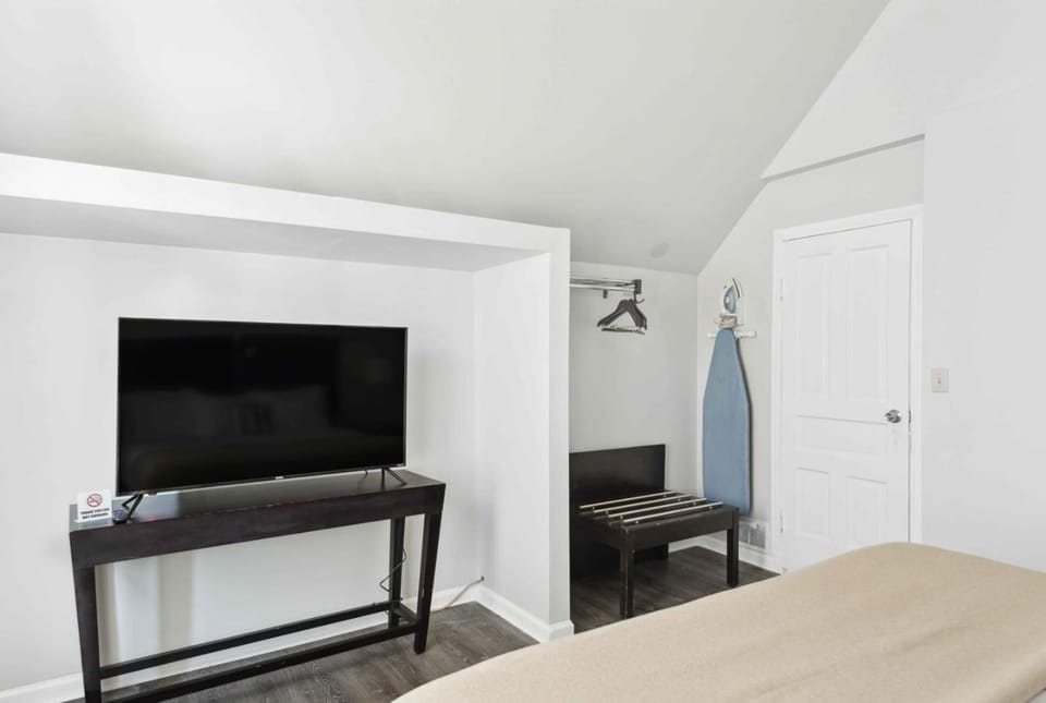 Downtown Detroit 2BR | King, WiFi, Parking House in Windsor