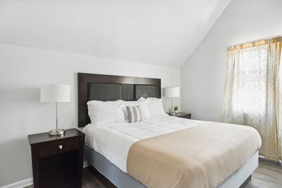 Downtown Detroit 2BR | King, WiFi, Parking House in Windsor