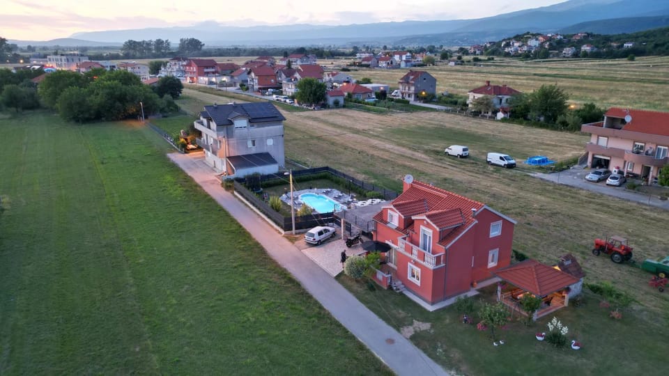 Property building, Day, Neighbourhood, Natural landscape, Bird's eye view, Mountain view, Pool view, Swimming pool, Parking